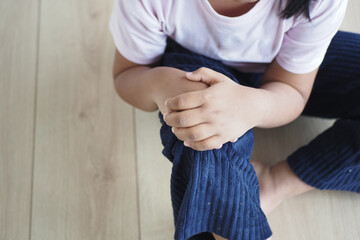  little girl suffering knee joint pain