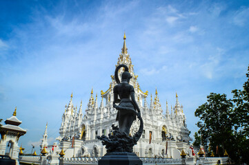 Fototapeta premium White Pagoda or White Castle ,Architecture (Loha Prasat Phra That Si Mueang Pong) at Wat Aranyawat, Chiang mai, Northern Thailand.