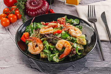 Salad with prawn and quinoa