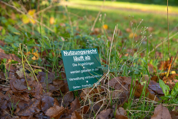 Hinweisschild für die Nutzer eines Grabes  auf einem Friedhof in Düsseldorf
