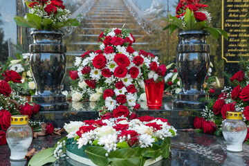 üppiger Blumenschmuck auf einem Grab  auf einem Friedhof in Düsseldorf