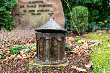 Alte Grablampe mit einem Kreuz auf einem Friedhof in Essen
