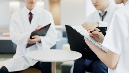 ミーティングをする医療関係者