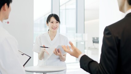 Fototapeta premium ミーティングをする医療関係者