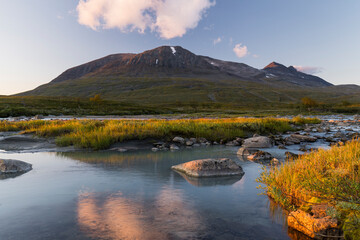 Bergmassiv Akka, Fluss Sjnjuvtjudisjahka, Sarek Nationalpark, Lappland, Schweden, Europa