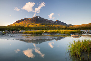 Bergmassiv Akka, Fluss Sjnjuvtjudisjahka, Sarek Nationalpark, Lappland, Schweden, Europa