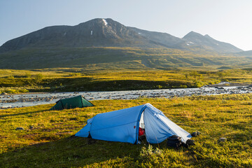 zwei Zelte, Bergmassiv Akka, Fluss Sjnjuvtjudisjahka, Sarek Nationalpark, Lappland, Schweden, Europa