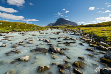 Berg Nijak, Fluss Sjnjuvtjudisjahka, Sarek Nationalpark, Lappland, Schweden, Europa