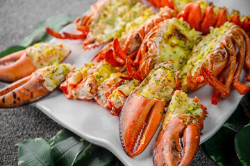 Generated ima신선한 랍스터에 치즈를 듬뿍 올려 구운 고급 요리입니다. 황금빛 치즈와 랍스터의 붉은색이 어우러져 시각적으로도 매력적이며 특별한 식사에 잘 어울립니다.e