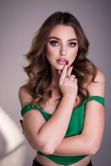 Portret beauty brunetki z dużymi zielonymi oczami