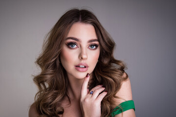 Portret beauty brunetki z dużymi zielonymi oczami