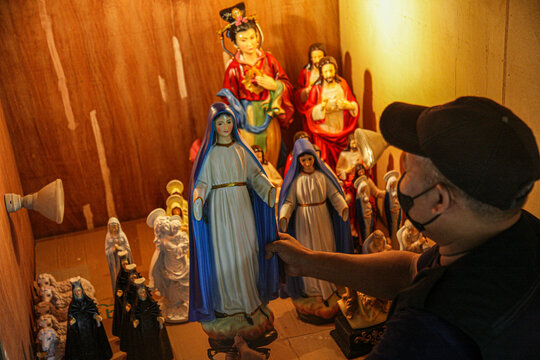 Craftsmen make statues of Jesus and the Virgin Mary ahead of Christmas.