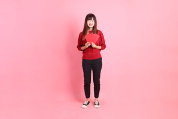 20s woman in red t-shirt