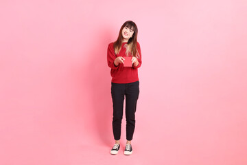 20s woman in red t-shirt