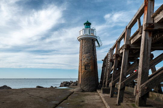 Farol de Capbreton Junto &agrave; velha estrutura de madeira sob um c&eacute;u nublado no Pa&iacute;s Basco franc&ecirc;s