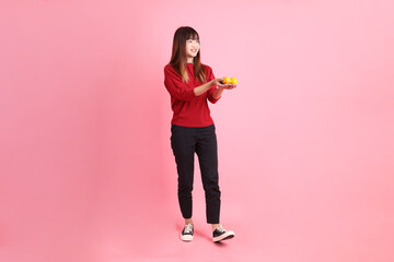20s woman in red t-shirt