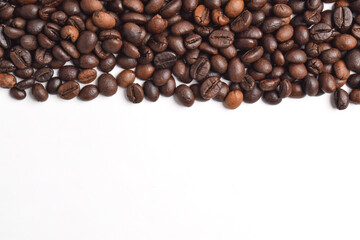 Obraz premium Coffee beans border on white background. Copy space for text