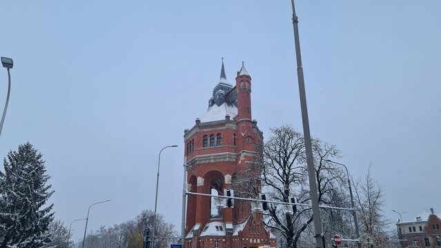 Fototapeta wieża ciśnien z czerwonej cegły we wrocławiu
