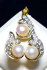 Elegant Gold and Pearl Earrings with Diamond
