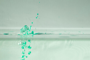 farbe tropfen wasser grün