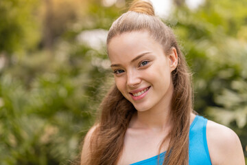 Naklejka premium Young pretty sport girl at outdoors With happy expression