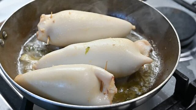 Stuffed squid tasty and quick to make, cooked in a pan, without tomato. The filling is very simple, based on bread, garlic and parsley, flavored with grated lemon zest.