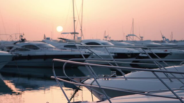 Marbella-Puerto Banus, Yates amarrados con amanecer.