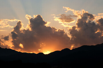 夕暮れ時の暗雲