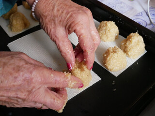 preparación de típico de la huerta de Murcia y Cartagena hecho con cabello de ángel y almendras que se come en Navidad 