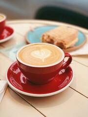 Foto de un cafe au lait con arte latte