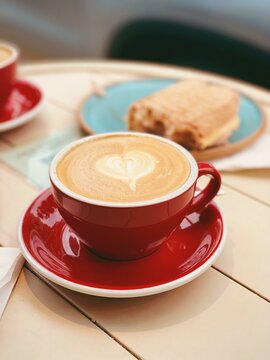 Foto de un cafe au lait con arte latte