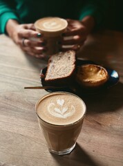 Café relajante con deliciosos pasteles, el arte latte como protagonista