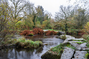 Le chaos de Mardoul en automne r&eacute;v&egrave;le des rochers imposants, autour desquels la rivi&egrave;re Ellez serpente tranquillement. L'atmosph&egrave;re sauvage et calme de cet endroit cr&eacute;e une sc&egrave;ne unique.
