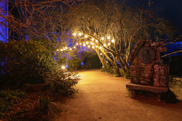 La Promenade Xavier Grall à Pont-Aven est magnifiquement éclairée pour Noël, avec des...