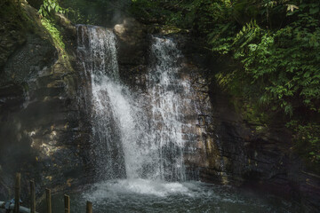 Obraz premium 鬼首かんけつ泉の湯滝 Onikobe kanketusen Waterfall