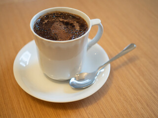 Kubek z zaparzoną kawą sypaną. Kawa po turecku.