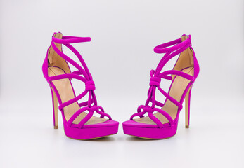 High Heels Lila, isoliert auf weiß, viel Kopierfläche. 