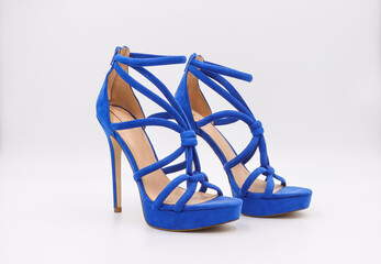 High Heels blau, isoliert auf weiß, viel Kopierfläche. 