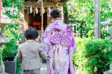 弟と一緒に七五三の参拝をする5歳のお姉さん