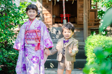 弟と一緒に七五三の参拝をする5歳のお姉さん