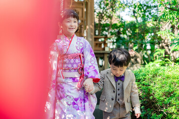 弟と一緒に七五三の参拝をする5歳のお姉さん