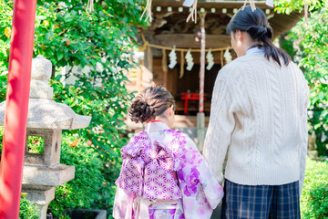 七五三の参拝をする姉妹