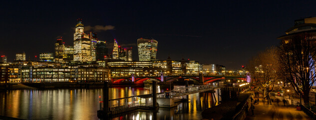 Naklejka premium Panoramic night view of London's cityscape and Thames River from Millennium Bridge