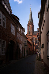 Kirche in Lüneburg im Gasse im Vordergrund