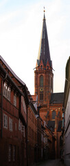 Obraz premium Kirche in Lüneburg im Gasse im Vordergrund