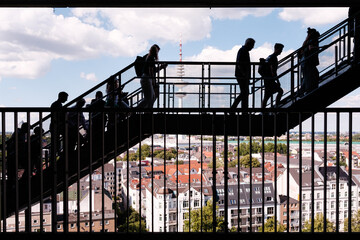 Silhouette von Menschen im Hamburger Bunker