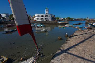 Grand Mosque in Moroni with boats in the foreground