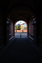 Tunnel in Hamburger Speicherstadt mit Blick auf die Stadt