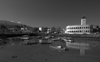 Grand Mosque in Moroni with boats in the foreground