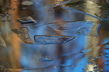Eisschollen auf einem Teich schwimmend 